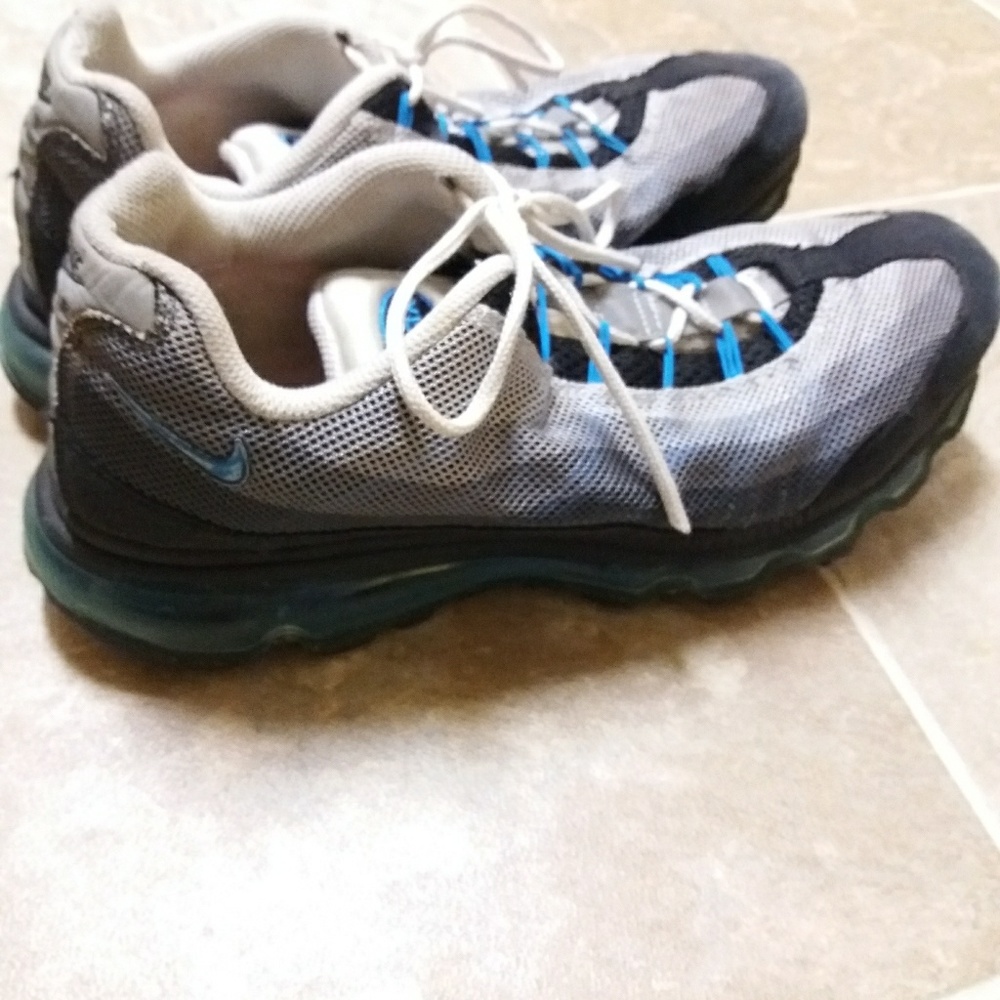 Men's Nike Air Max shoes 9.5